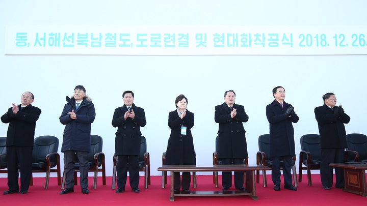 https://www.amna.gr/photos/201812/104839Ceremony%20for%20inter-Korean%20railway3.jpg