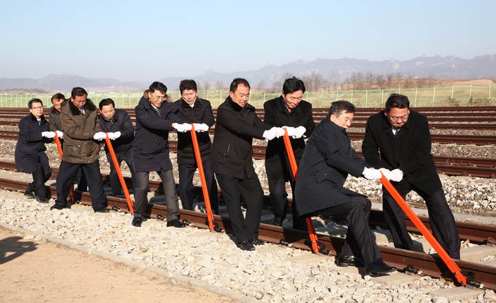 https://www.amna.gr/photos/201812/104839Ceremony%20for%20inter-Korean%20railway4.jpg